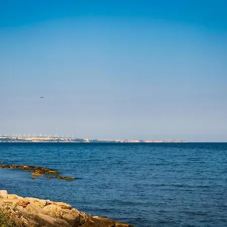 3 Bedroom Seaview /ground Floor/ דירה טופולה