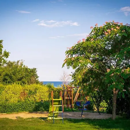 3 Bedroom Seaview /ground Floor/ דירה *