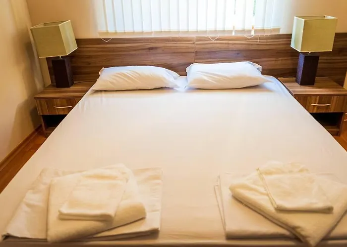 3 Bedroom Seaview /ground Floor/ *