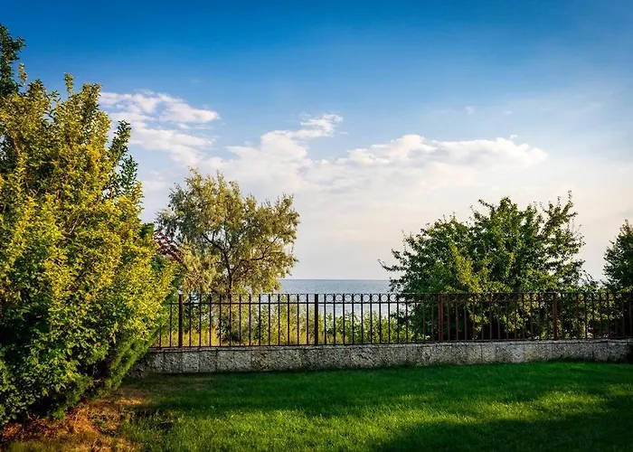 3 Bedroom Seaview /ground Floor/ *