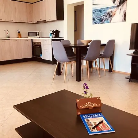 3 Bedroom Seaview /ground Floor/ アパート トポラ