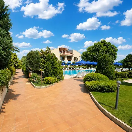 Spacious 3BR Seaview apartment - 50m to Beach *
