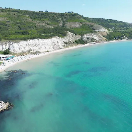 Spacious 3BR Seaview apartment - 50m to Beach