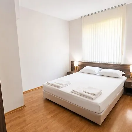 Spacious 3BR Seaview apartment - 50m to Beach *