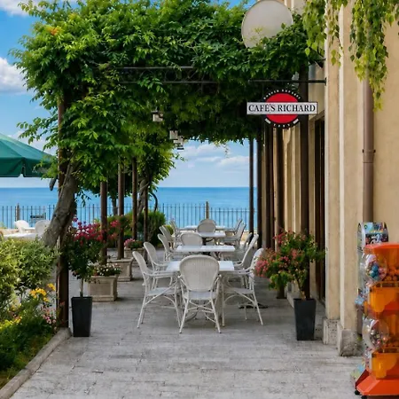 Spacious 3BR Seaview apartment - 50m to Beach