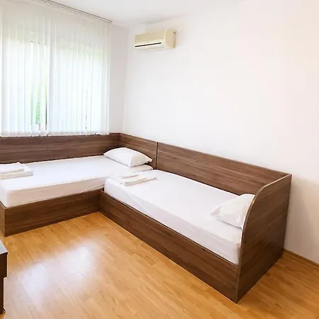 Spacious 3BR Seaview apartment - 50m to Beach Topola