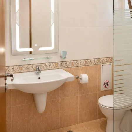 Spacious 3BR Seaview apartment - 50m to Beach