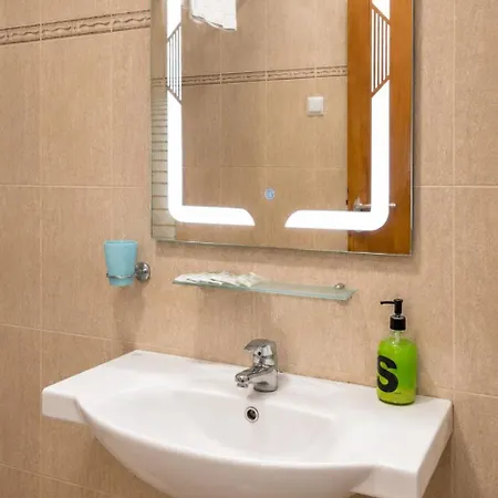 Spacious 3Br Sea View Apt - Ground Fl - 50M To Sea Apartment *